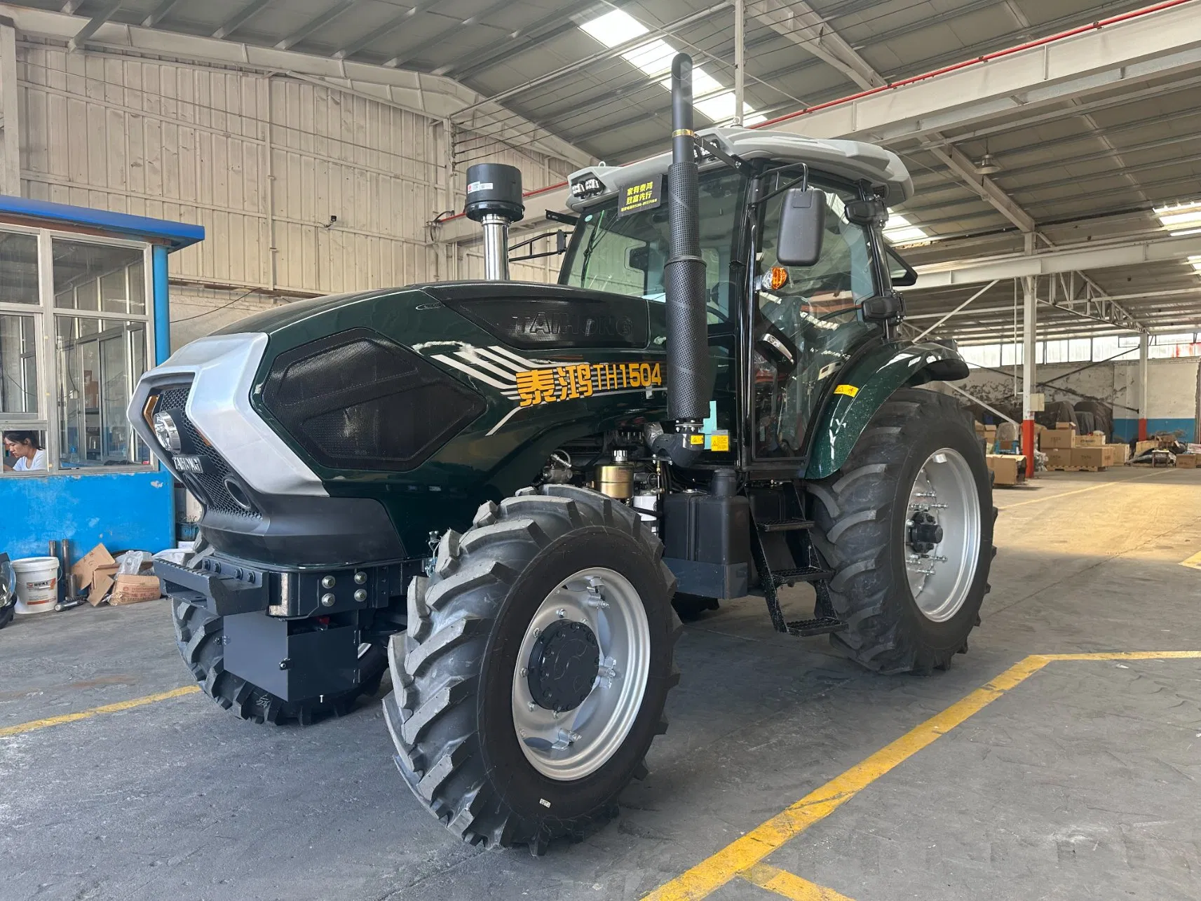 سعر المصنع الأدنى 180HP 200HP 210HP 4WD معدات زراعية جرار كهربائي مدمج للمزارع مع محمل أمامي