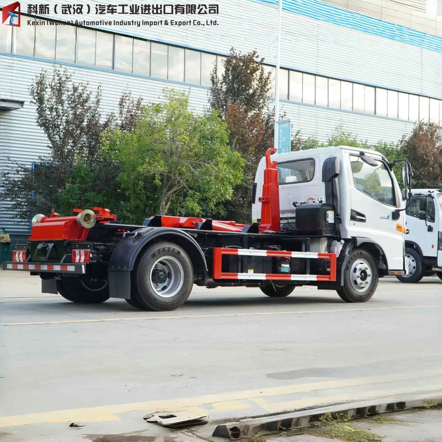 شاحنة جمع النفايات الكهربائية عالية الأداء 4.5t 4X2 شاحنة سحب مقطورة مسطحة لنقل السيارات