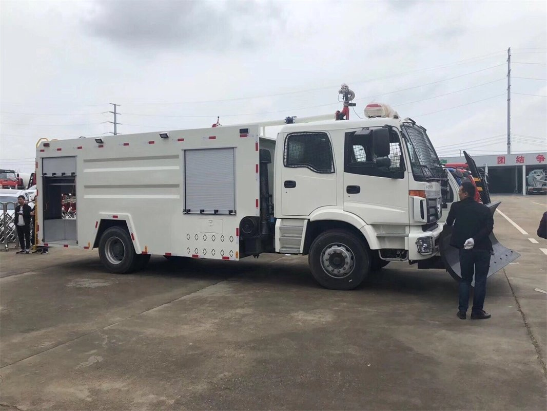 شاحنة مدفع المياه لمكافحة الشغب لتفريق الحشود 4X4 خارج الطريق مع تحكم كهربائي في إطلاق المدفع