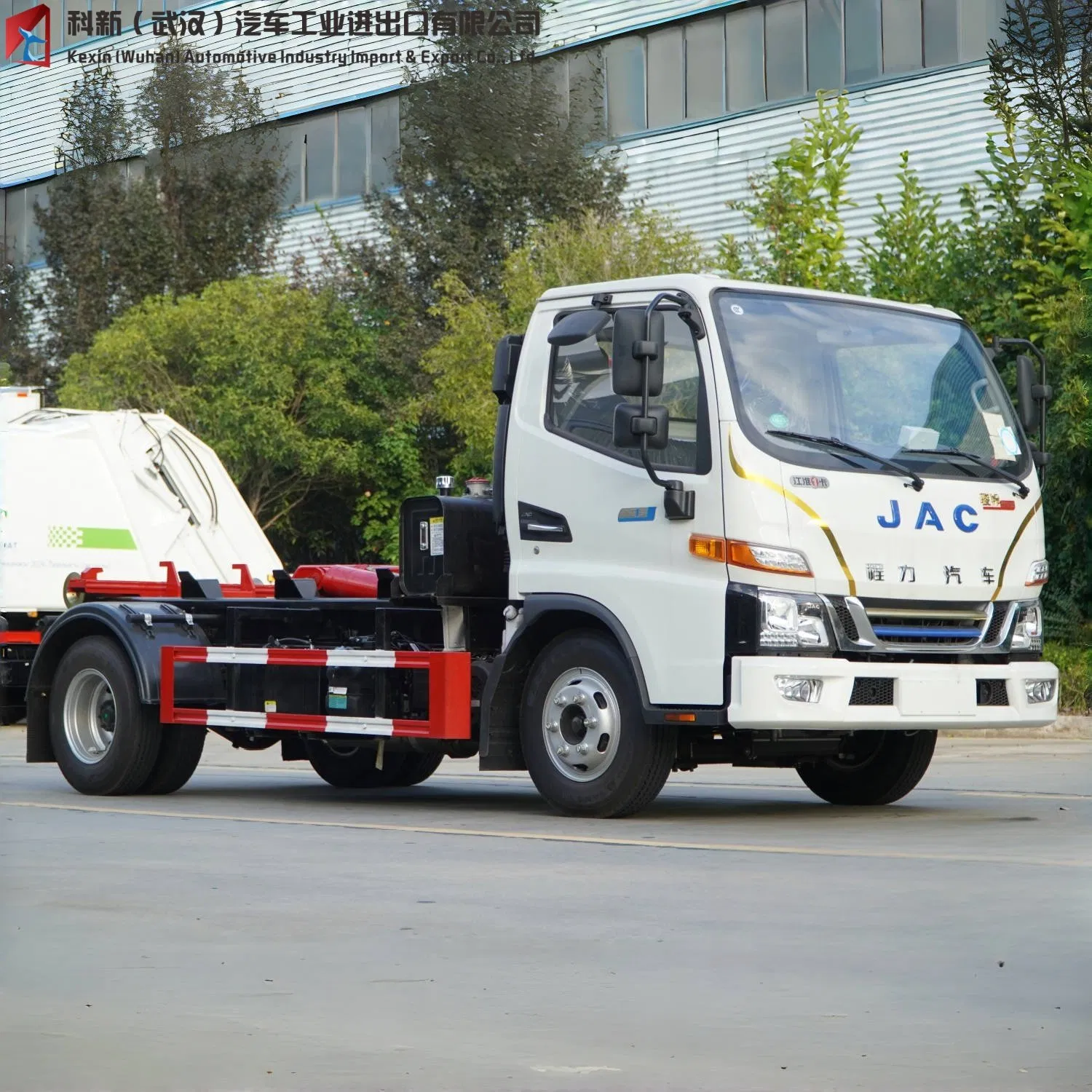 شاحنة جمع النفايات الكهربائية عالية الأداء 4.5t 4X2 شاحنة سحب مقطورة مسطحة لنقل السيارات