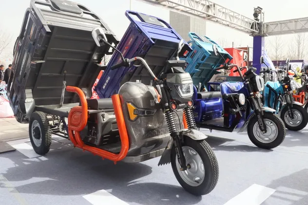 شاحنة قمامة كهربائية مساعد حضري 1.8m لجمع النفايات بكفاءة