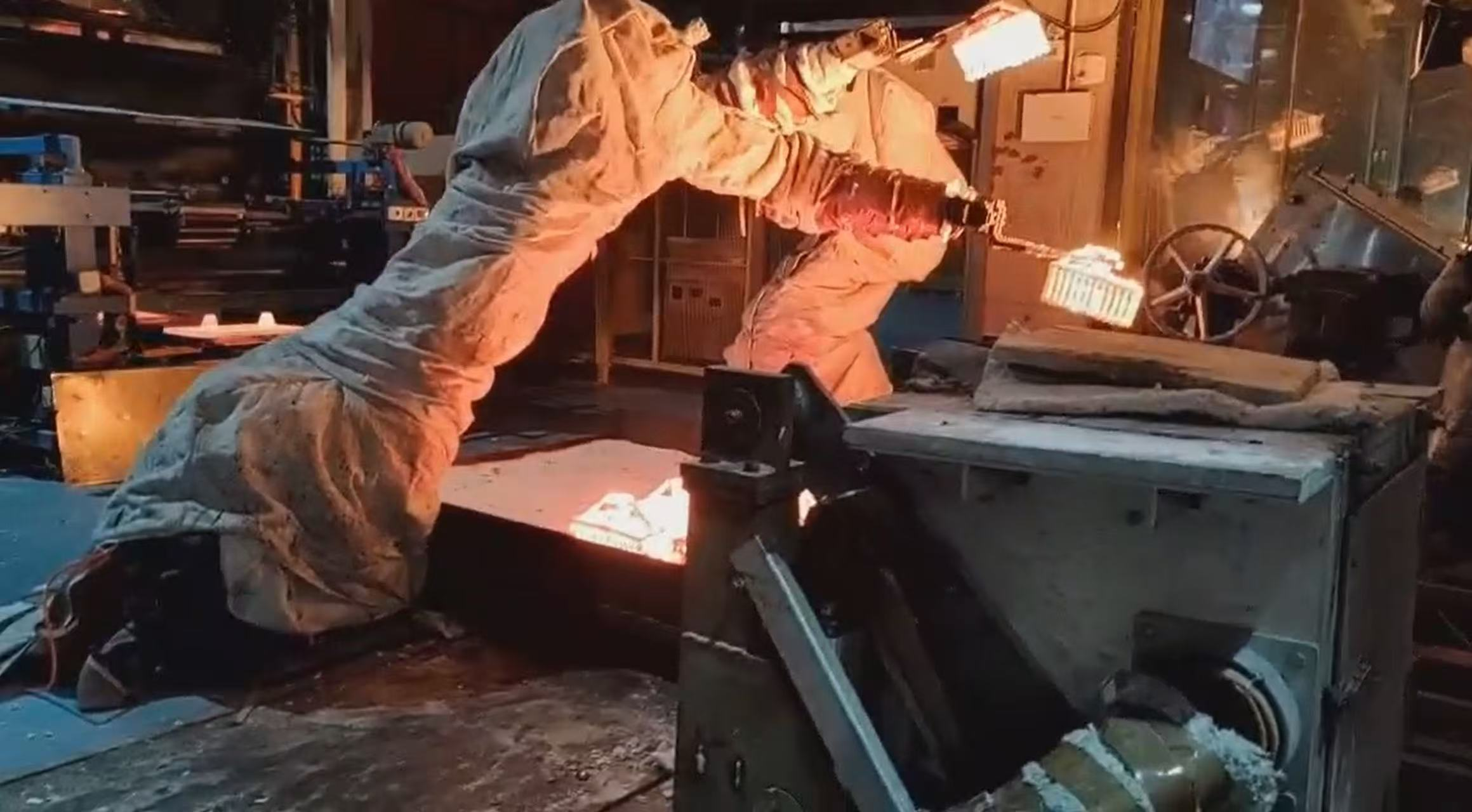A Automated Pouring Robot &amp; Industrial Robotic Systems for Precision Casting Production Lines