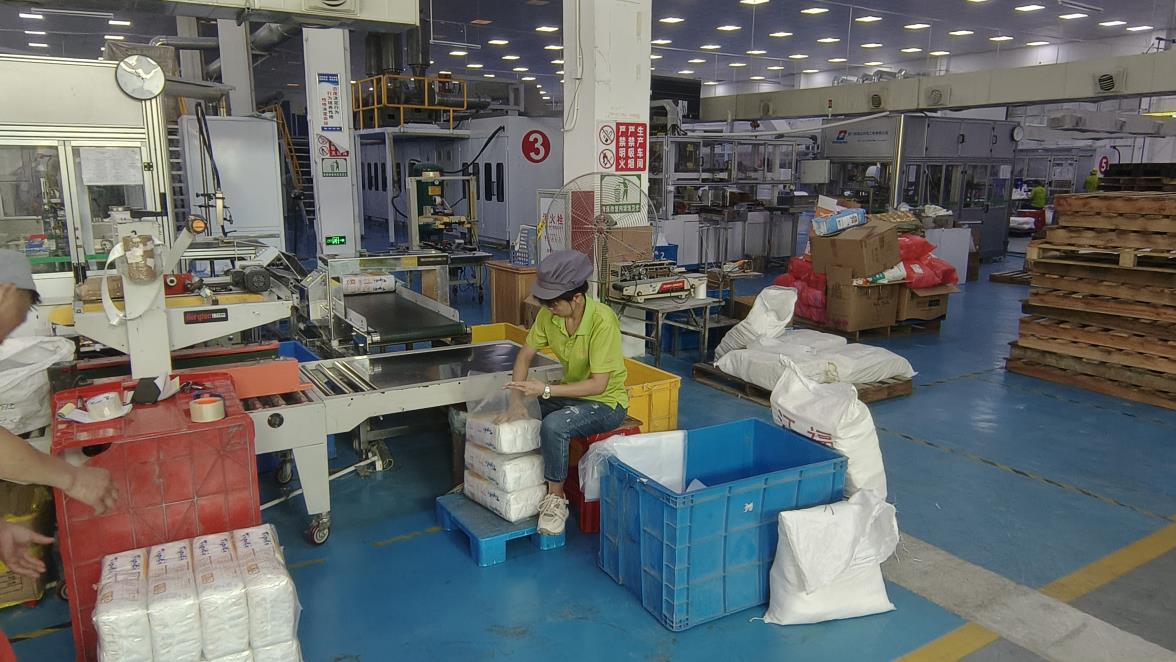 Embalagem de produtos higiênicos descartáveis na fábrica Kratzer Health