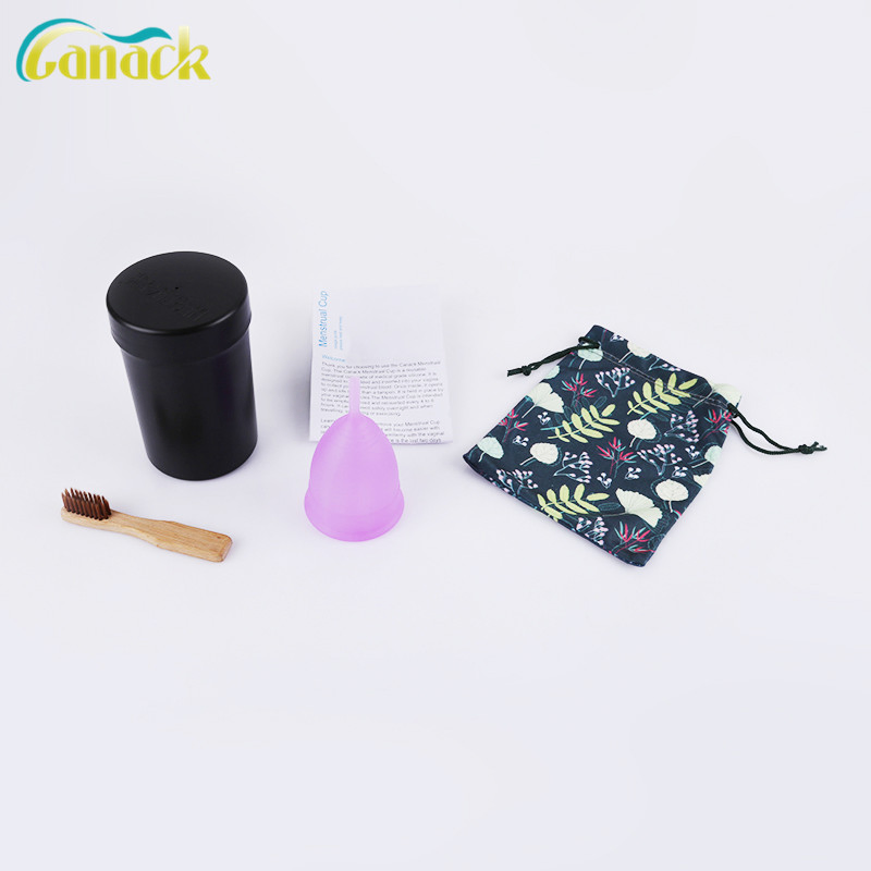 As mulheres usam copo menstrual de silicone durante o período