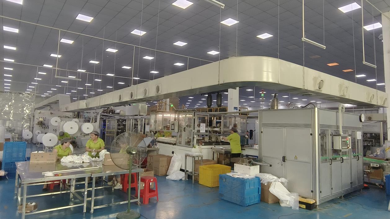 Máquina de produção automática de fraldas e absorventes higiênicos na fábrica Kratzer Health