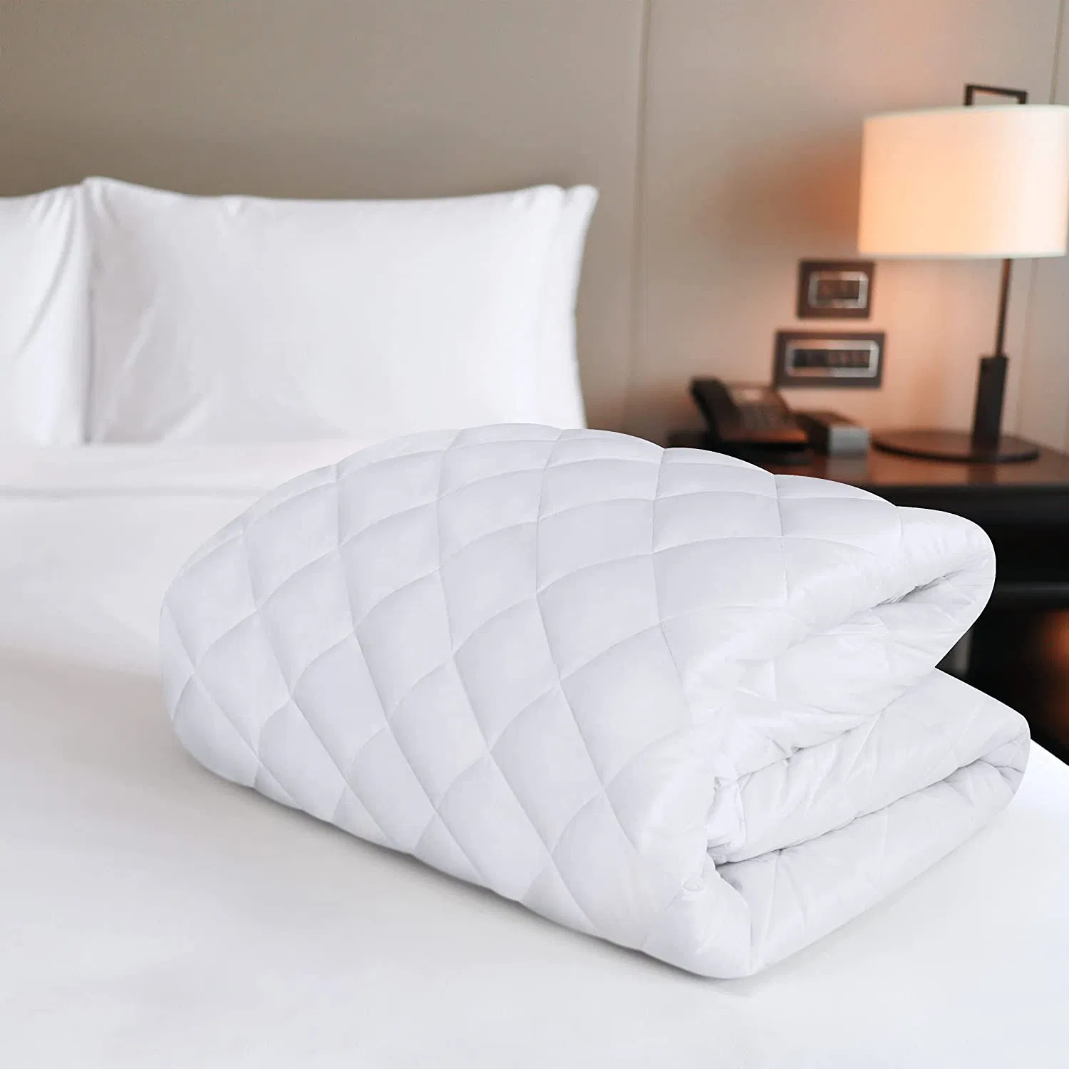 Fornecedor da China Atacado Design Personalizado Protetor de Colchão com Padrão de Diamante Almofadado para Hotel / Casa com Bolso Profundo e Saia Elástica Tricotada