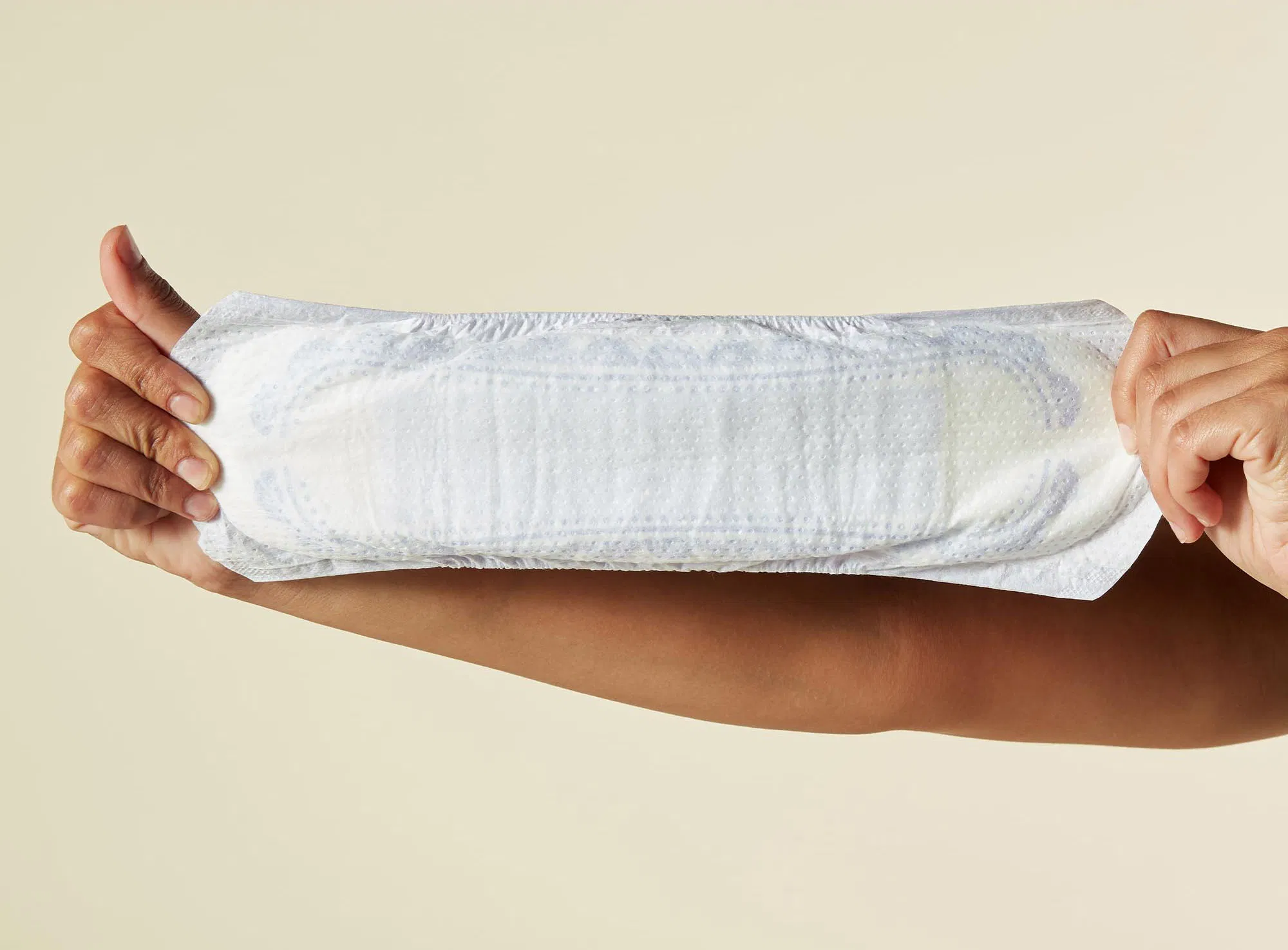 Absorventes menstruais respiráveis e absorventes para uso noturno