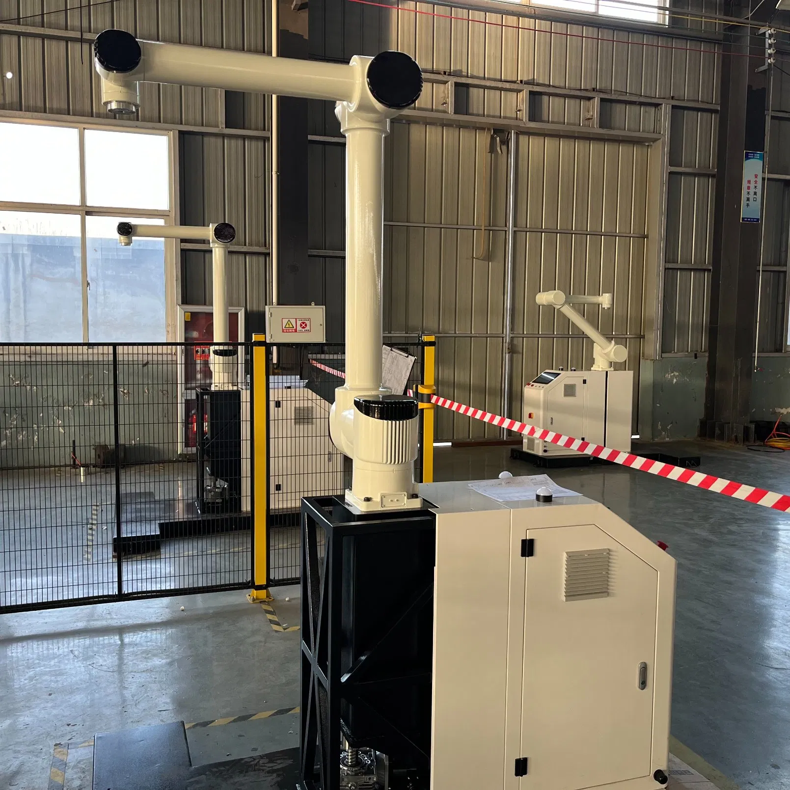 Mobile Intelligent Mechanical Arm with Load of 30 Kg