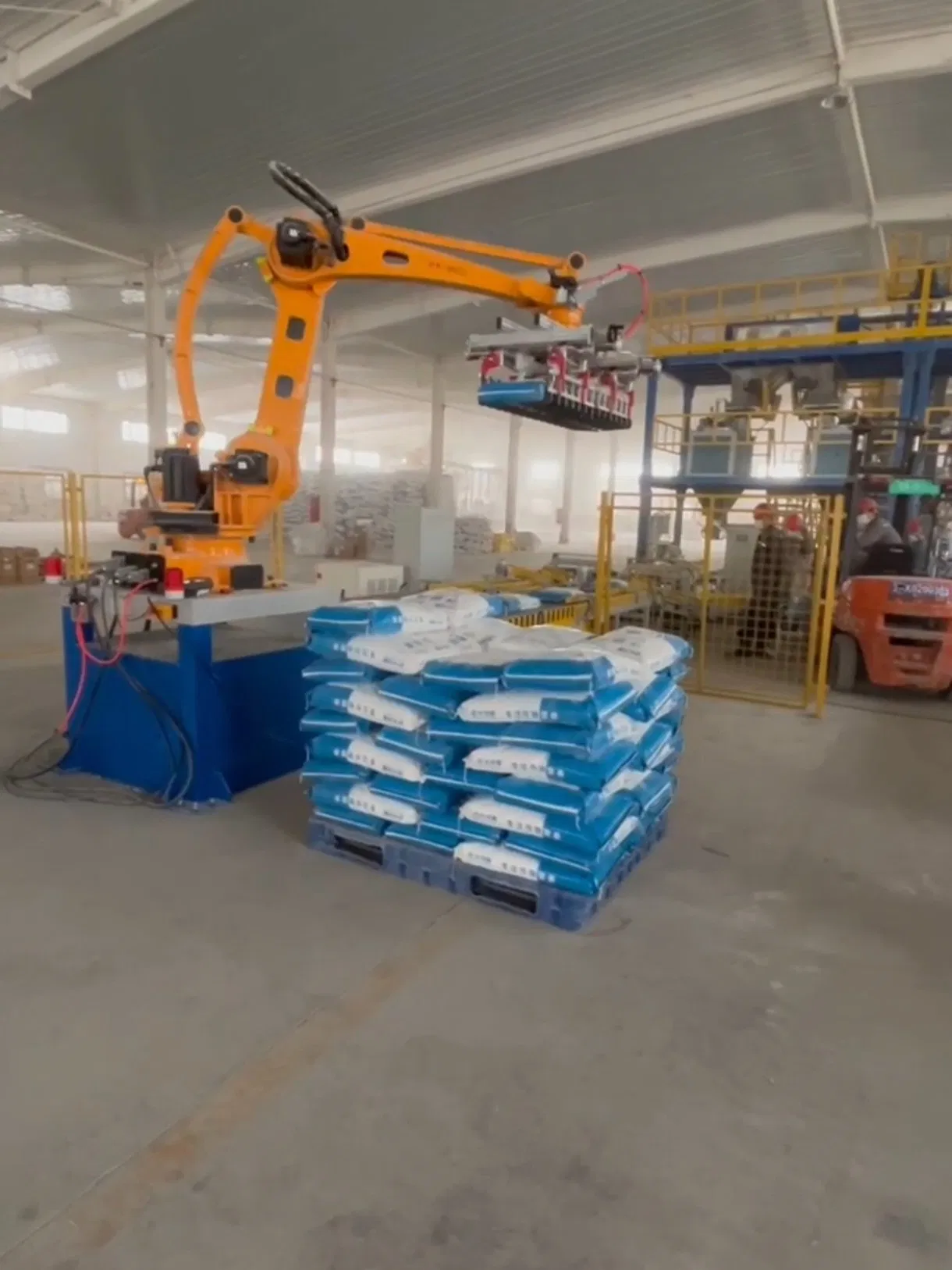 Integrated Mobile Palletizing: Robotic Arms on Adaptive Workstations