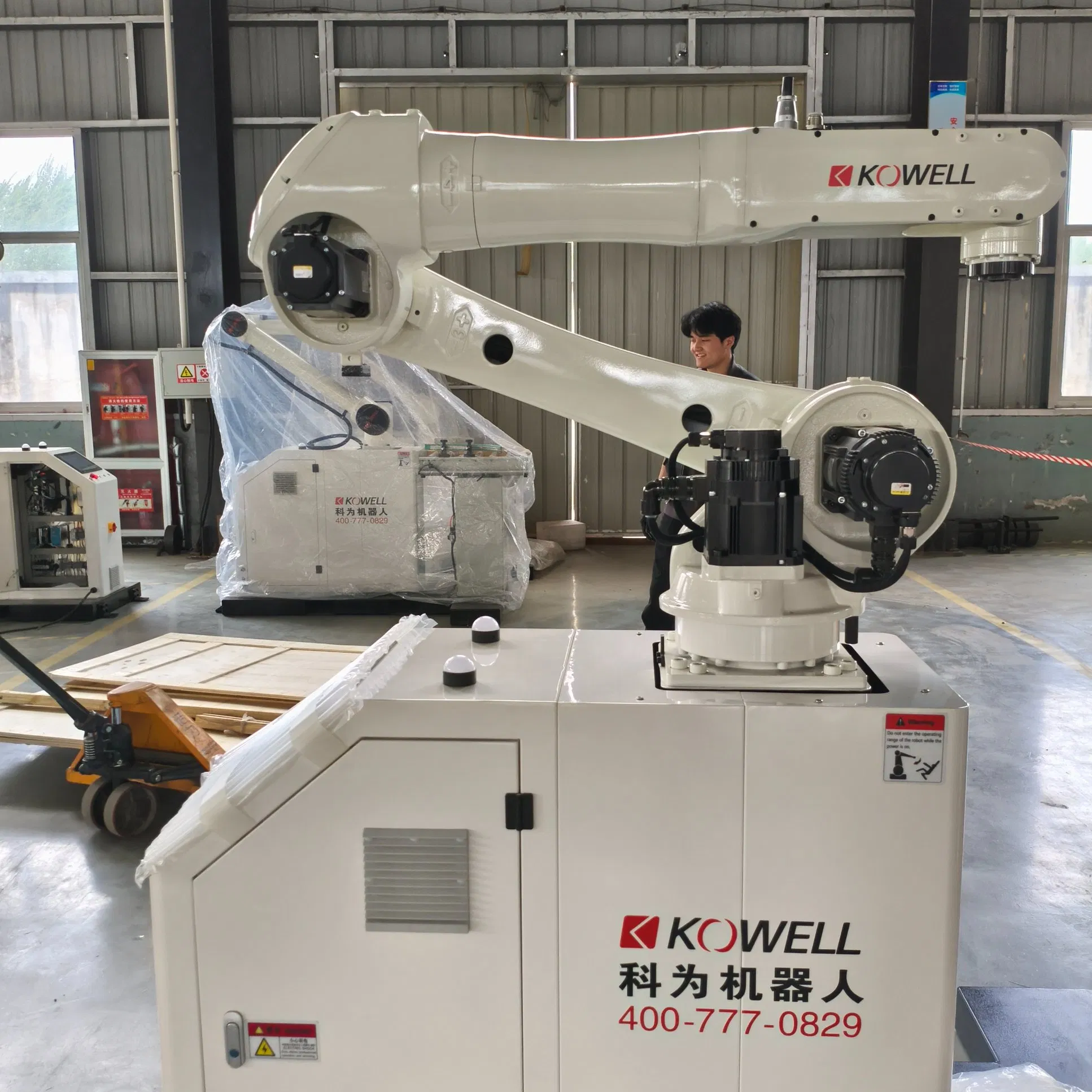 Mobile Robotic Palletizing Arm for Flexible Production with 2m Reach