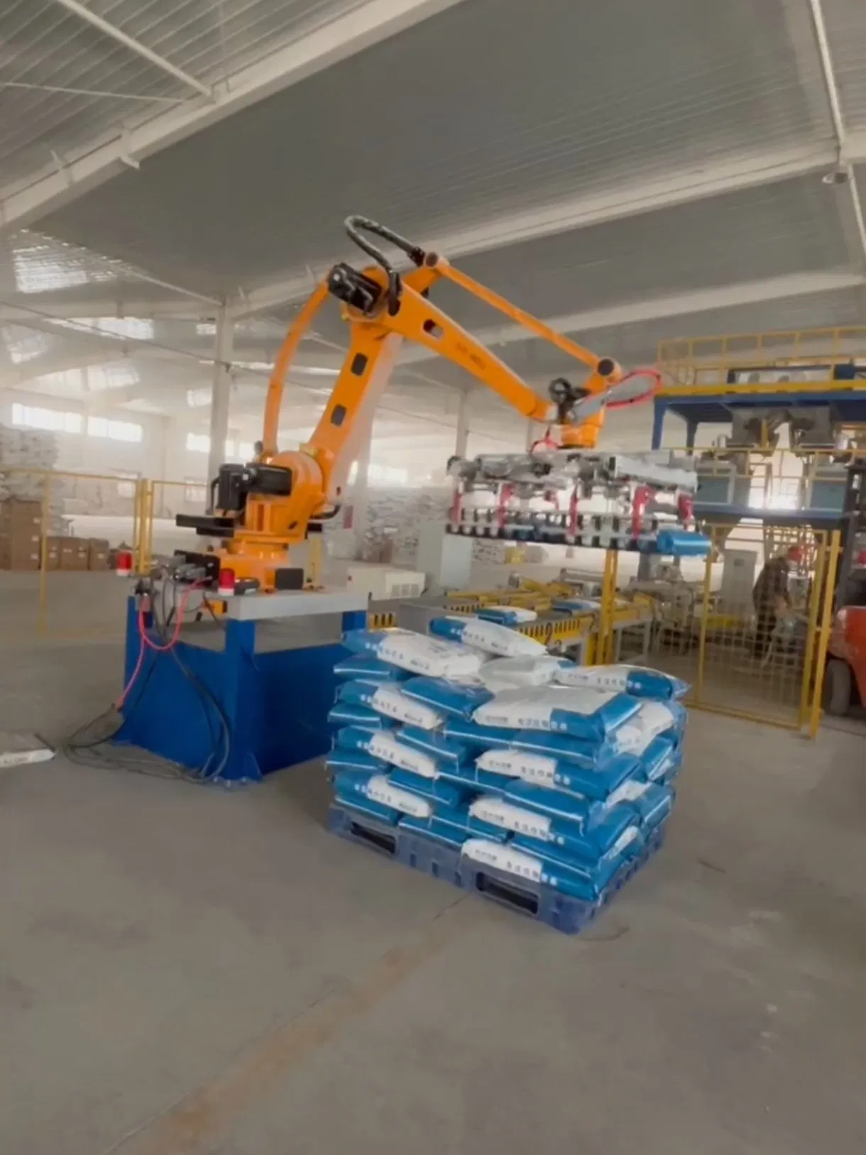 Integrated Mobile Palletizing: Robotic Arms on Adaptive Workstations