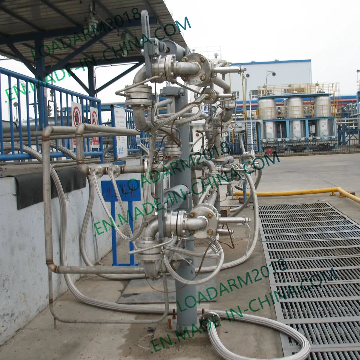 Top Closed with Seal Cap and Vapor Recovery Loading Arms