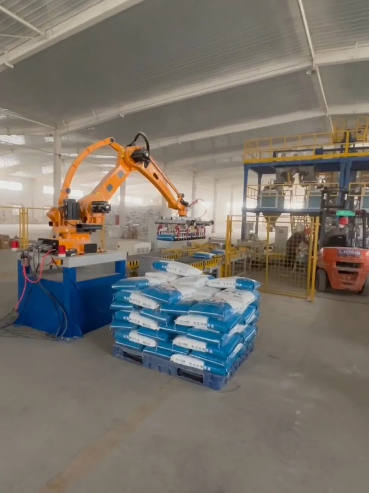 Integrated Mobile Palletizing: Robotic Arms on Adaptive Workstations
