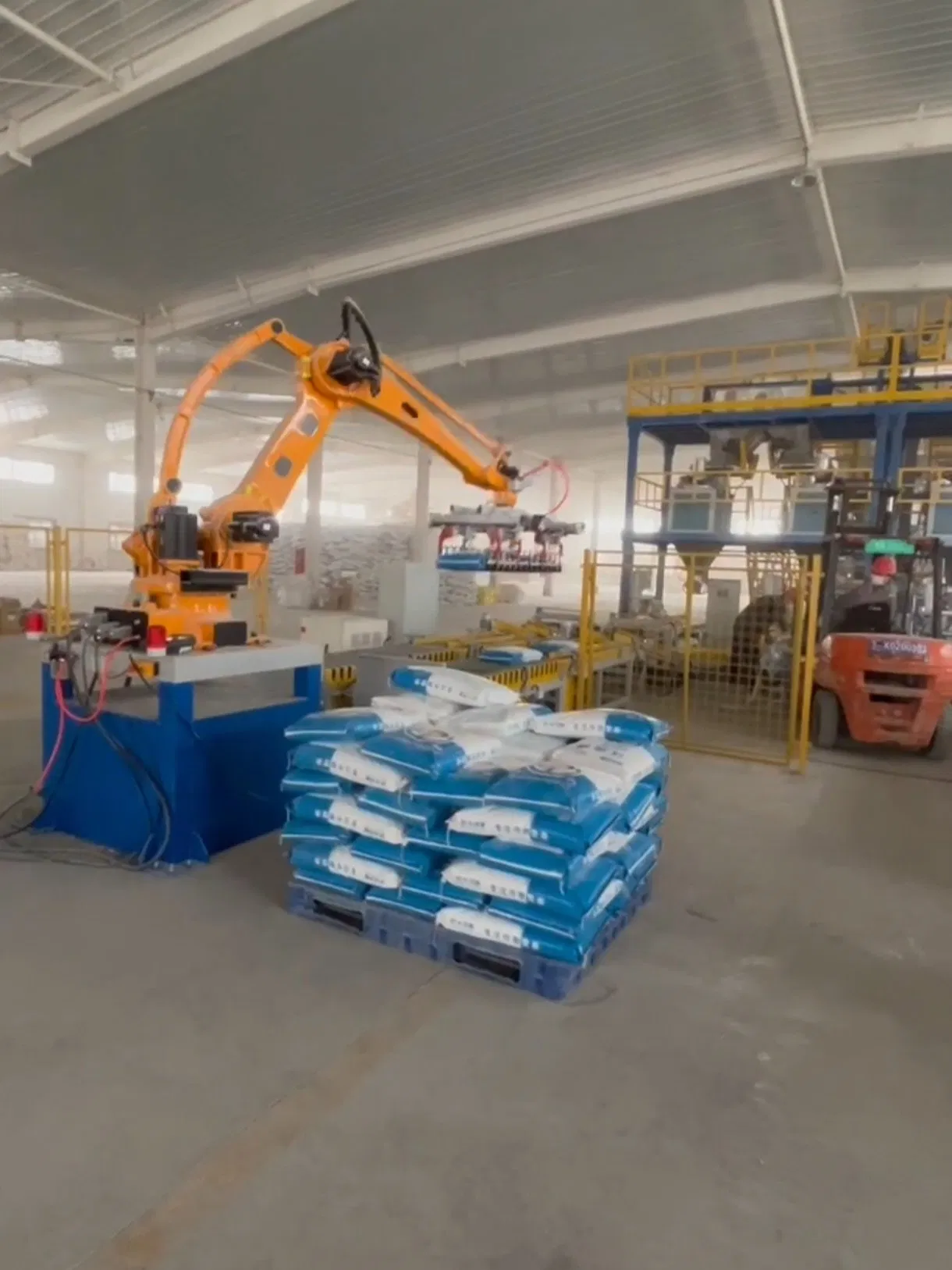 Integrated Mobile Palletizing: Robotic Arms on Adaptive Workstations