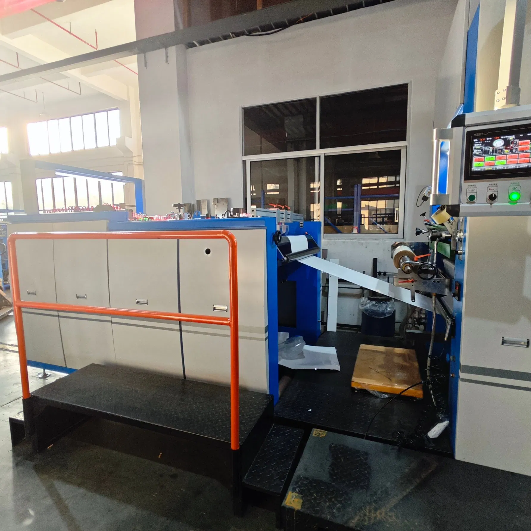 Fabricante fornece máquina de laminação térmica de filme estável para operação contínua na indústria de embalagens