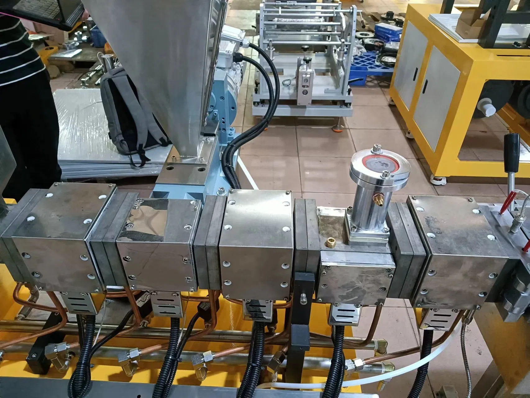 Linha de Granulação por Extrusão de Parafuso Duplo com Masterbatch de Alta Carga de Metal em Laboratório