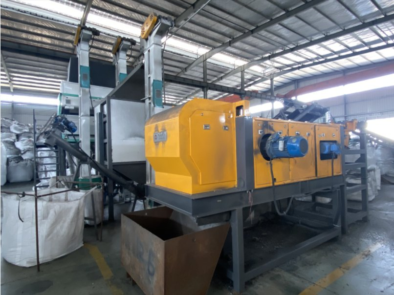 Equipamento de Separação Magnética Remove Principais Contaminantes Metálicos em Planta de Reciclagem de Plástico Antes da Operação de Trituração e Moagem