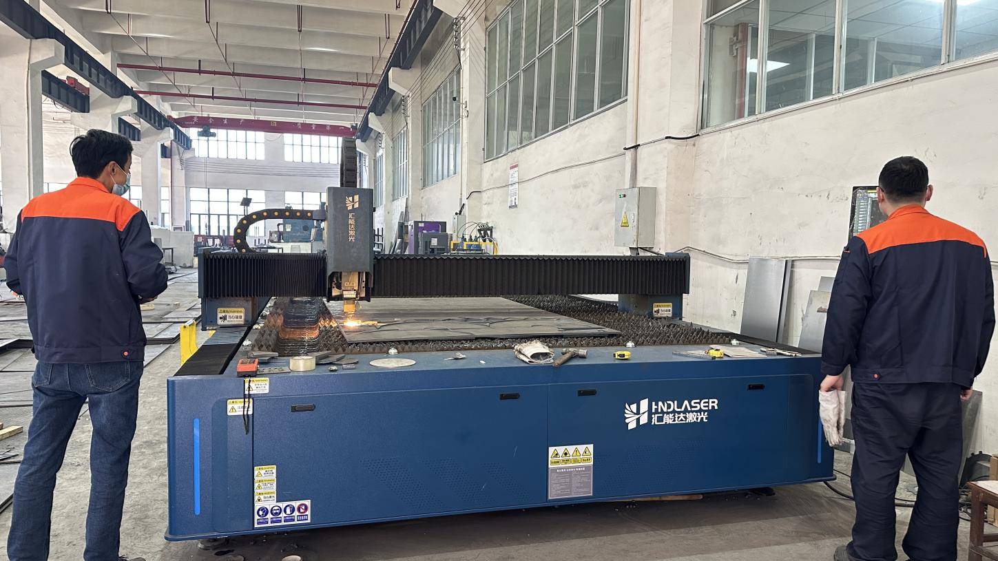 Máquina de corte a laser de chapas de alta precisão na linha de produção Kerven