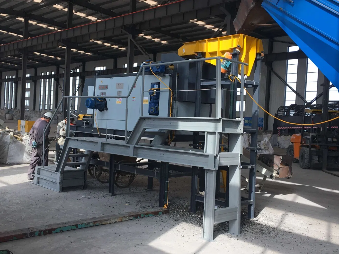Equipamento de Separação Magnética Remove Principais Contaminantes Metálicos em Planta de Reciclagem de Plástico Antes da Operação de Trituração e Moagem