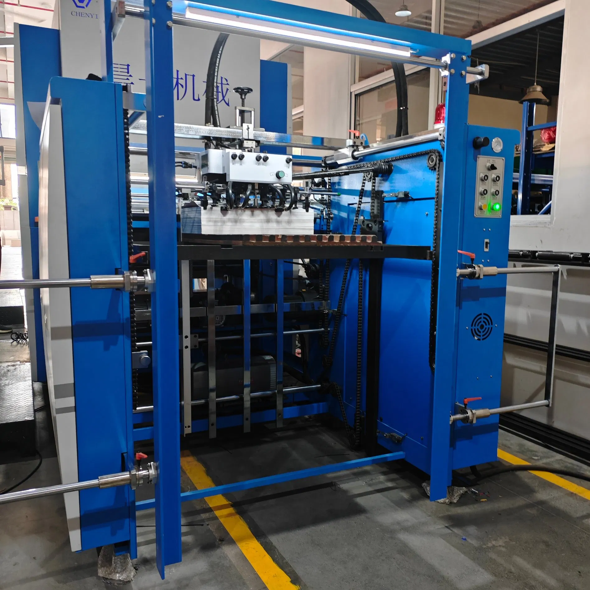 Fabricante fornece máquina de laminação térmica de filme estável para operação contínua na indústria de embalagens