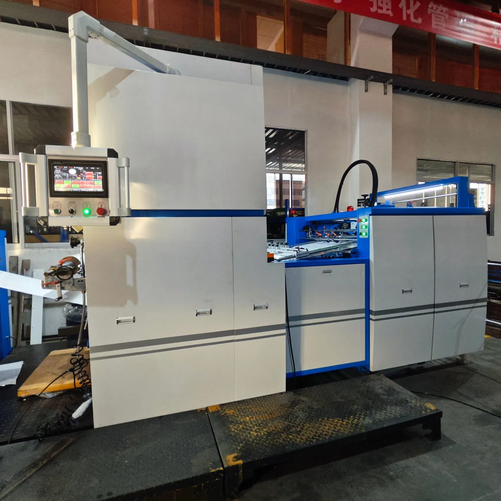 Fabricante fornece máquina de laminação térmica de filme estável para operação contínua na indústria de embalagens