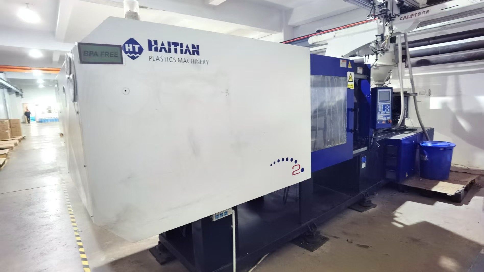 Máquina de moldeo por inyección industrial en planta Kryzys Kitchen Zhejiang