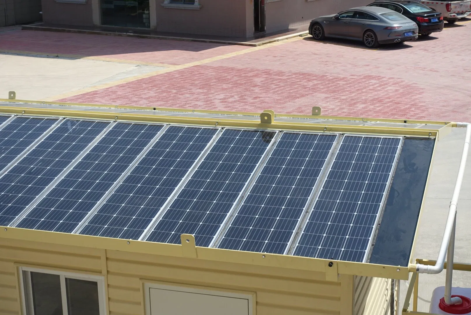 Affordable Modular Home: Portable Steel Frame Design for Easy Living