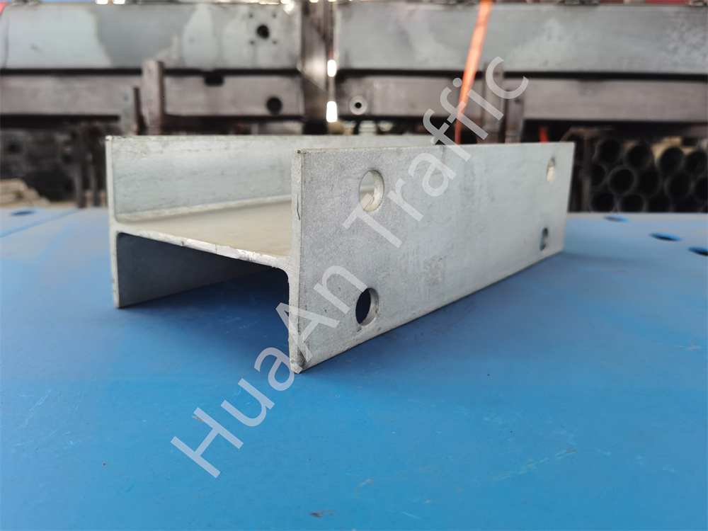 Galvanized Highway H Square Round U C Sigma Post Guardrail Anti-Collision Durable Road Safety Barrier
