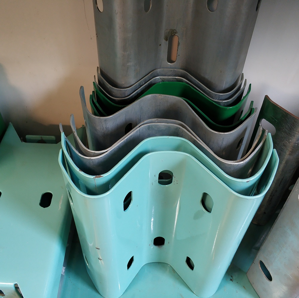 High-Quality H Square Round U C Sigma Post Guardrail Anti-Collision Galvanized Highway Barrier for Road Safety