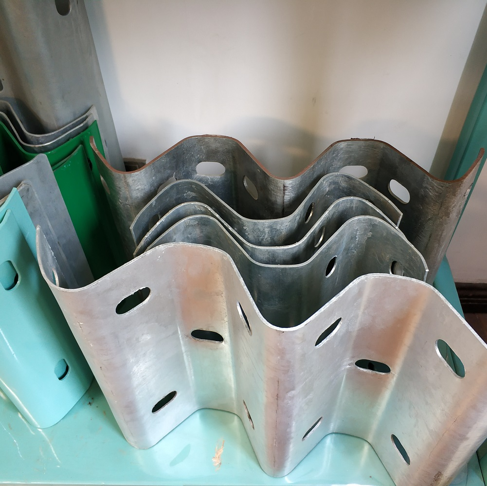 High-Quality H Square Round U C Sigma Post Guardrail Anti-Collision Galvanized Highway Barrier for Road Safety