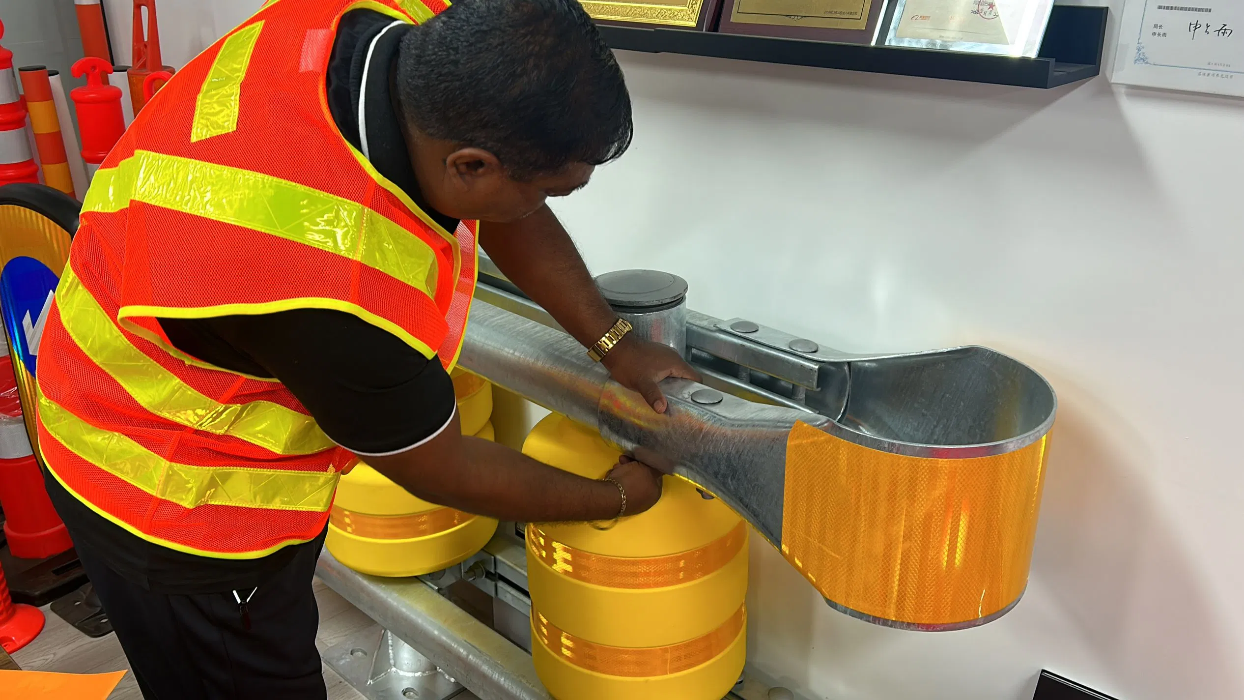 Highway Anti-Collision Sefety Rolling Rotating Energy-Absorbing Roller Guardrail