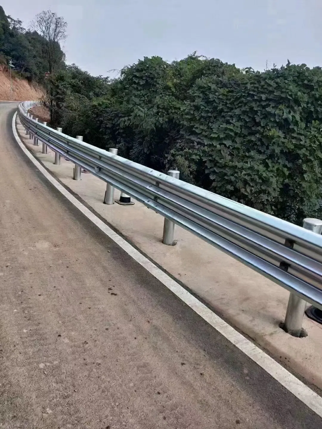 Anti-Collision W Tribe Beam &amp; Column Barriertraffic Vehicle Redirection Highway Guardrails