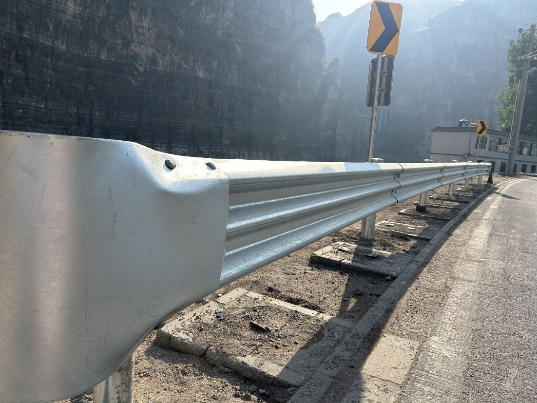 Anti-Collision W Tribe Beam &amp; Column Barriertraffic Vehicle Redirection Highway Guardrails