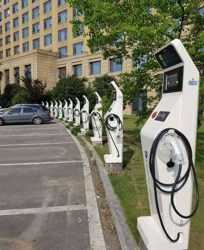 Versatile Electric Vehicle Charging Hub for All Models
