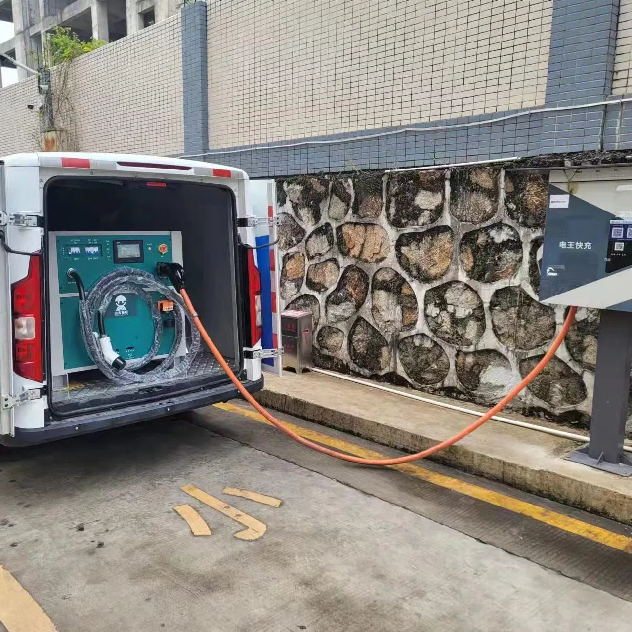 Vehicle Emergency Power Source 46kwh Battery 30kw DC Fast Charger for Cars CCS2 CCS1 Roadside Assistance Mobile Charging Infrastructure
