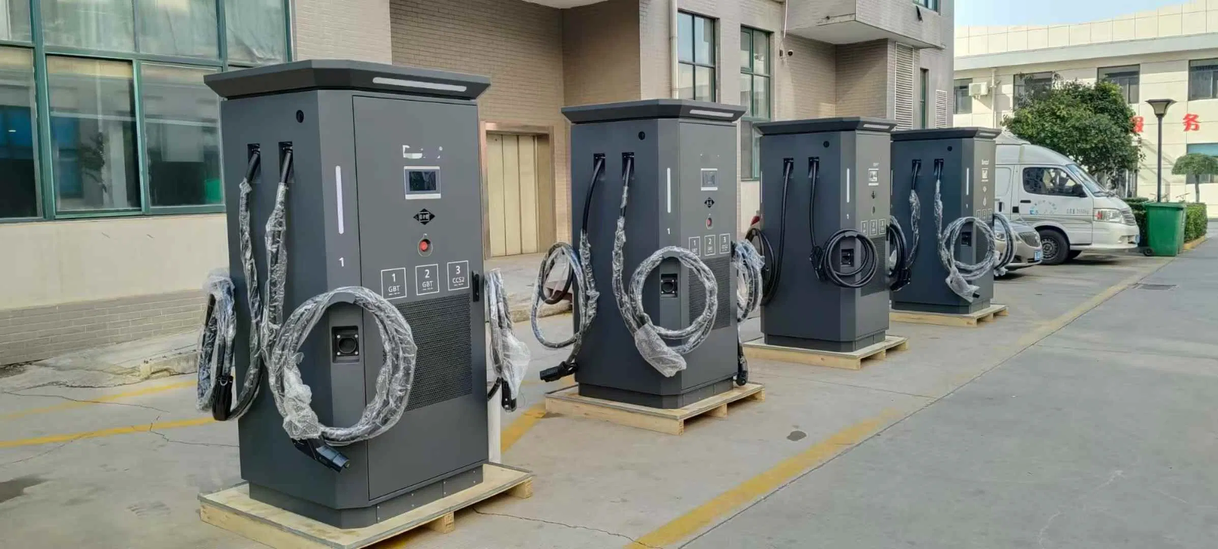 320kw DC Fast Charging Station with 4 Guns IP54 Rated for Outdoor Use