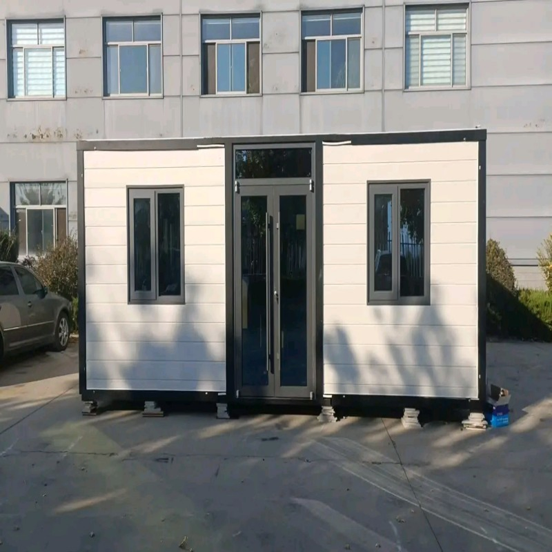 Casa contenedor modular expandible de acero coloreado, personalizable y de lujo para resorts de villas y retiros en la montaña