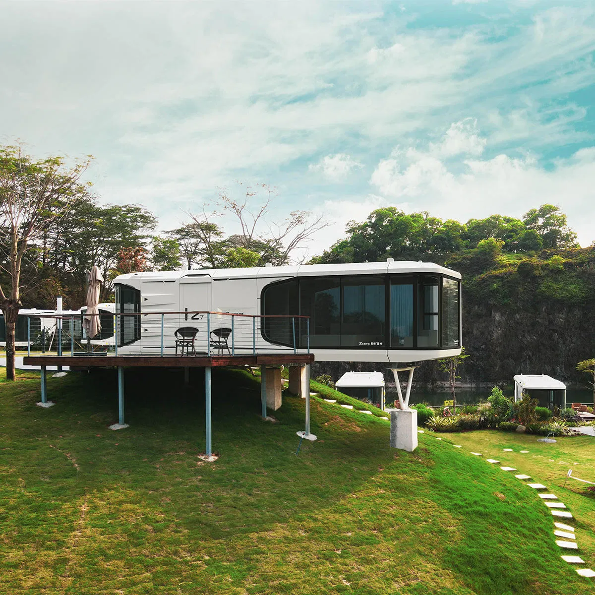 Alojamiento modular en campamento, casa prefabricada, cápsula espacial, hotel cápsula, hogar cápsula, casa inteligente prefabricada