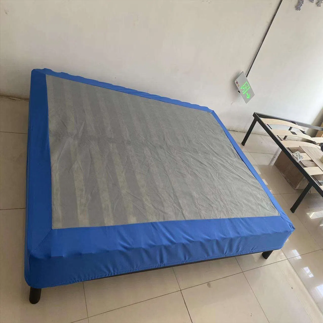 Diseño modular ecológico con marco de cama de tela desmontable para una vida sostenible