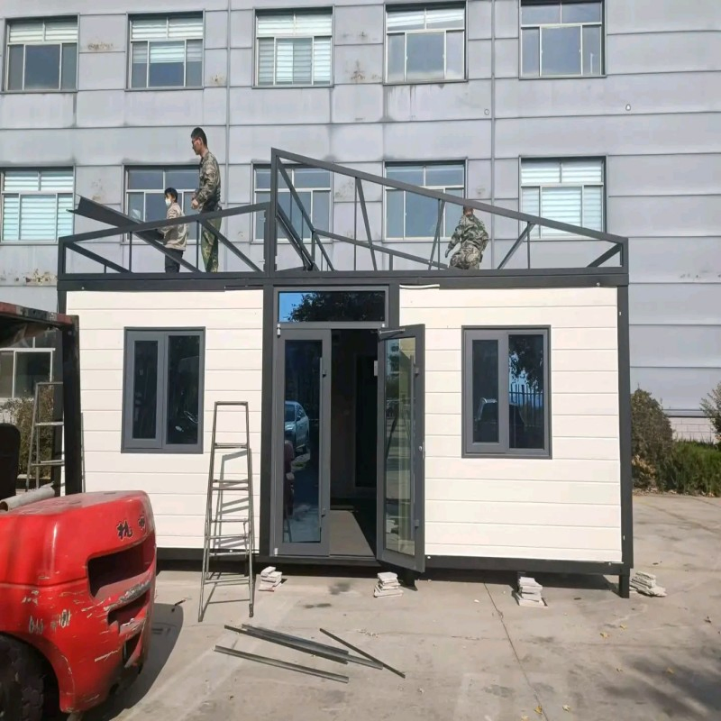 Casa contenedor modular expandible de acero coloreado, personalizable y de lujo para resorts de villas y retiros en la montaña