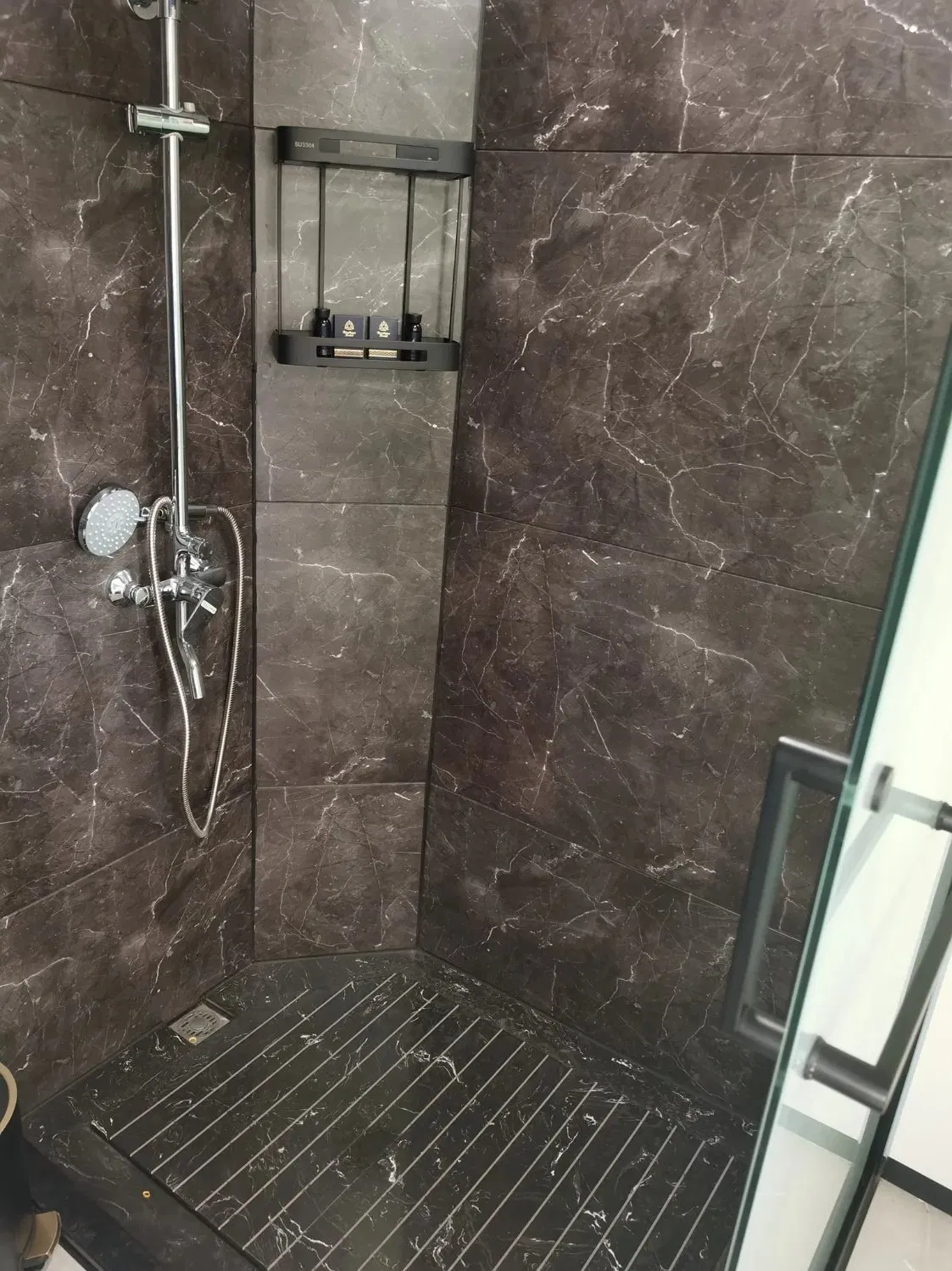 Suministro de fábrica de cabaña de manzana prefabricada 20FT/40FT casa móvil modular en estilo tropical para proyecto turístico de resort en isla con certificación CE ISO