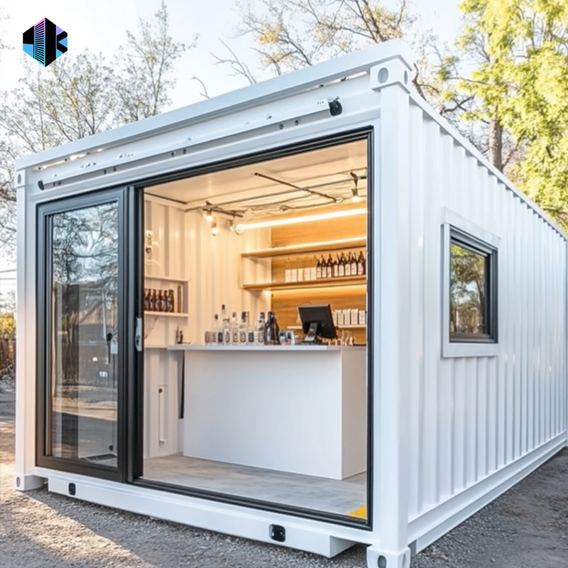 Cafetería modular móvil frente a la playa con venta de comida rápida