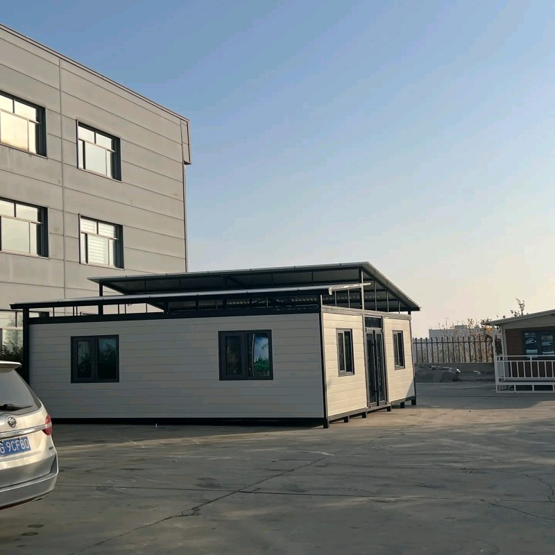 Casa contenedor modular expandible de acero coloreado, personalizable y de lujo para resorts de villas y retiros en la montaña