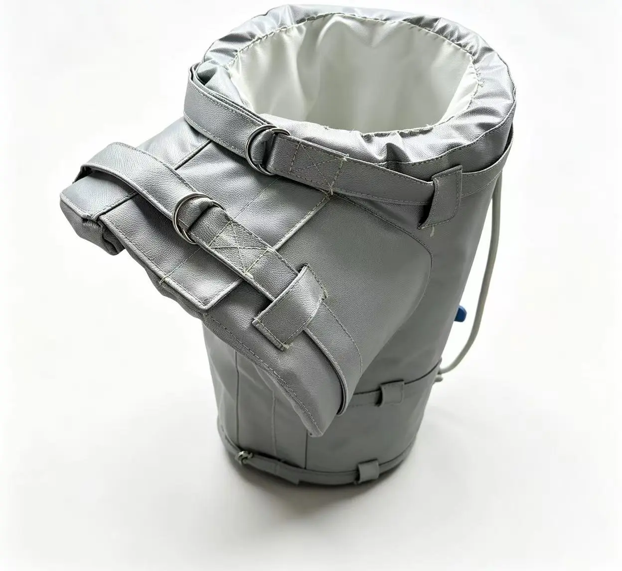 Flexible insulation cover installed on a plastics extruder barrel