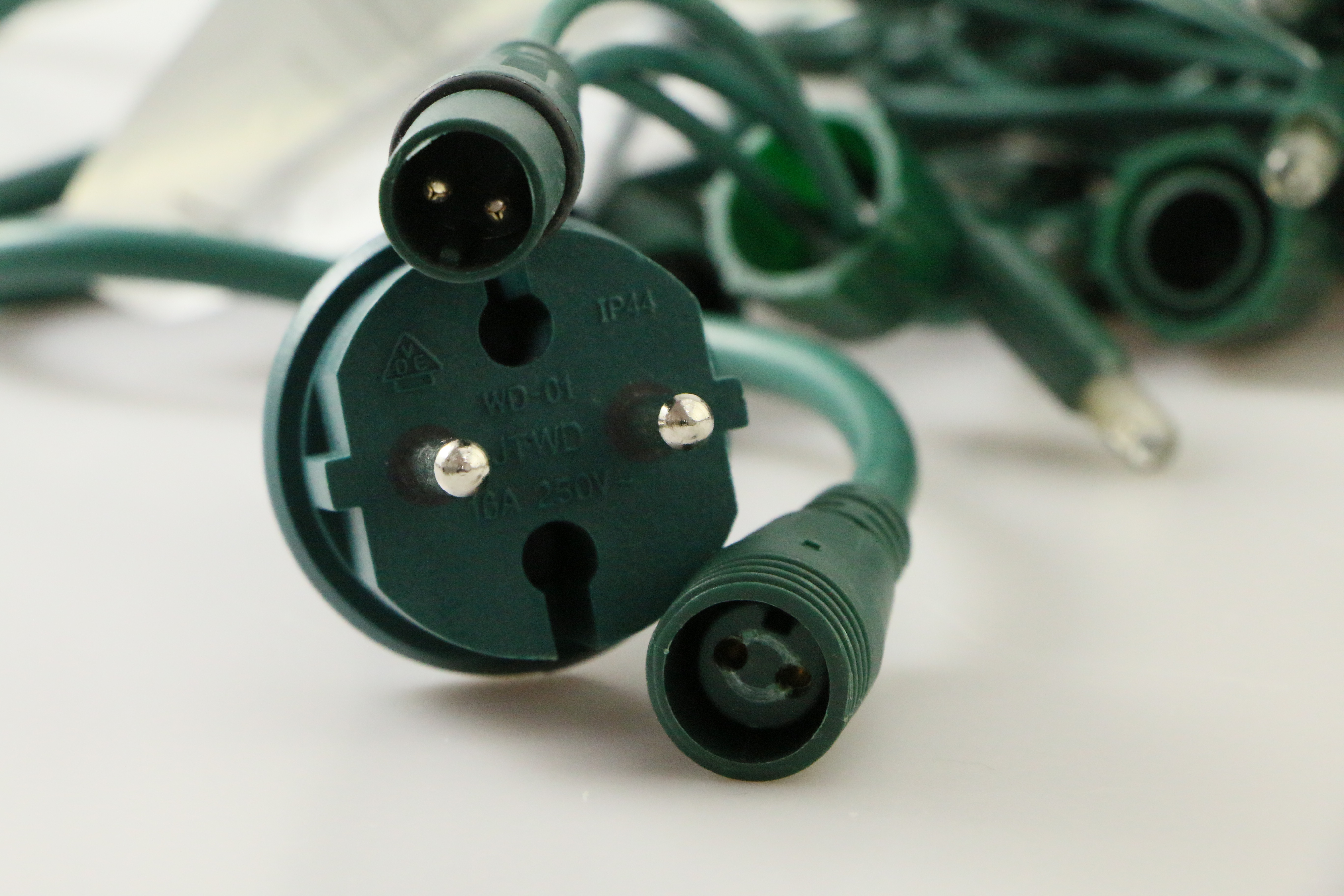 Connectable plugs