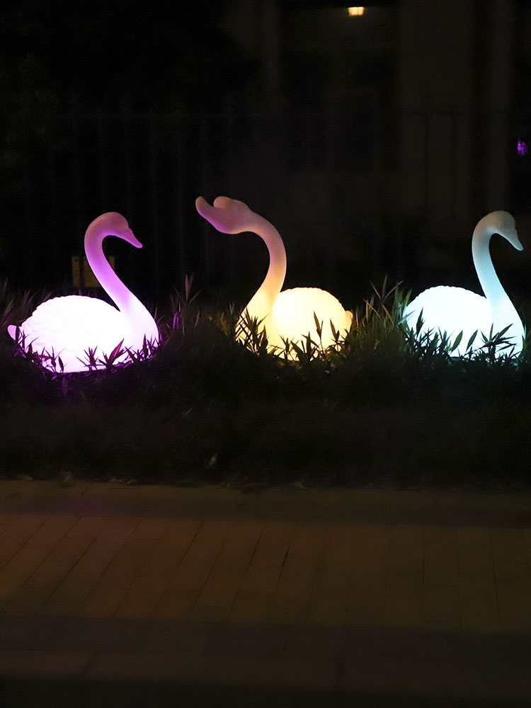 Creative Plastic LED Landscape Luminous Color Changing Swan Light For Outdoor Park &amp; Scenic Area Animal Garden Decorations