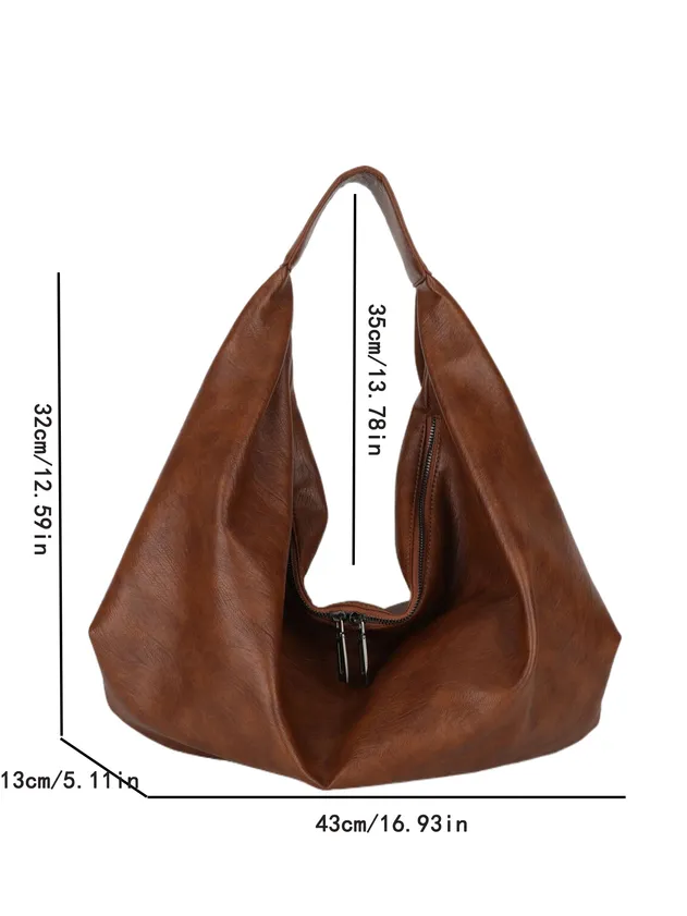 Modelo exhibiendo bolso de viaje 2