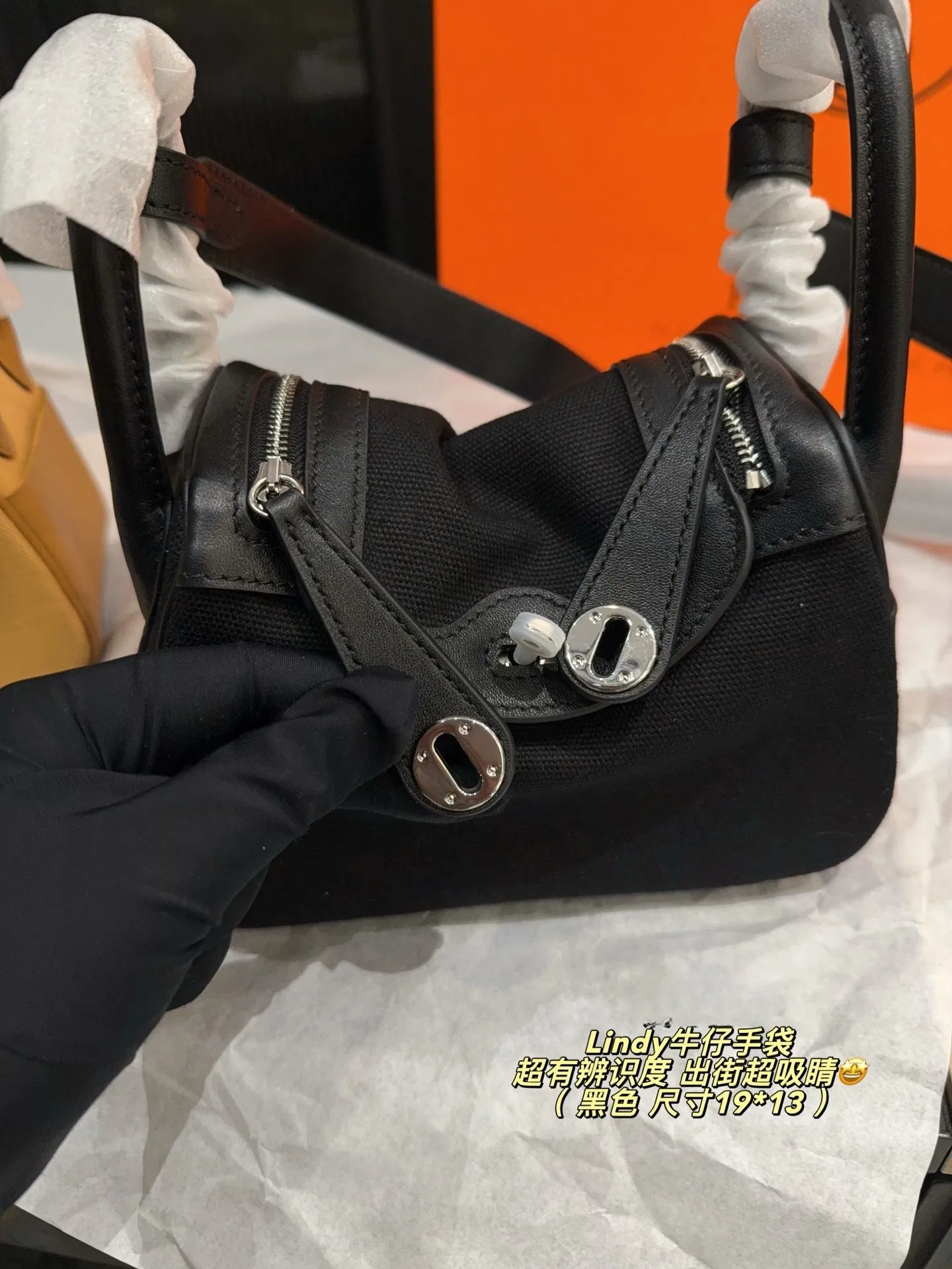 Detalle del bolso de mano mini Lindy