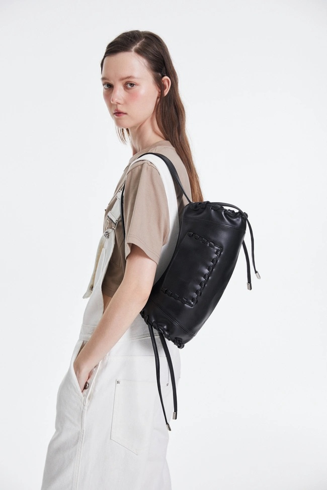 Bolso de hombro de diseño de mujer de temporada actual, lujo de moda, suave cuero PU con detalles trenzados y de borlas