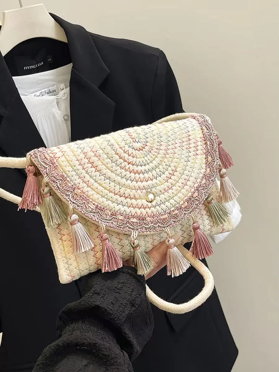 Bolso de mano de paja tejido al estilo bohemio con flecos y forro de poliéster y cierre de tapa para mujeres